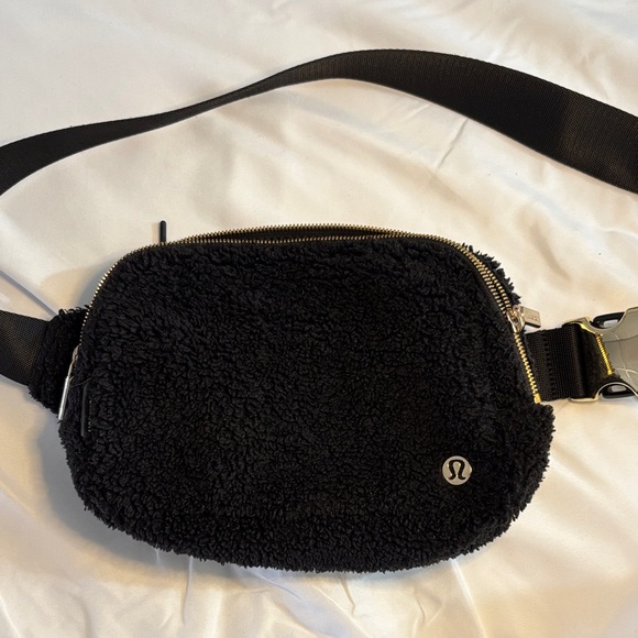 lululemon athletica Black Fleece Crossbody Bag - Picture 1 of 4